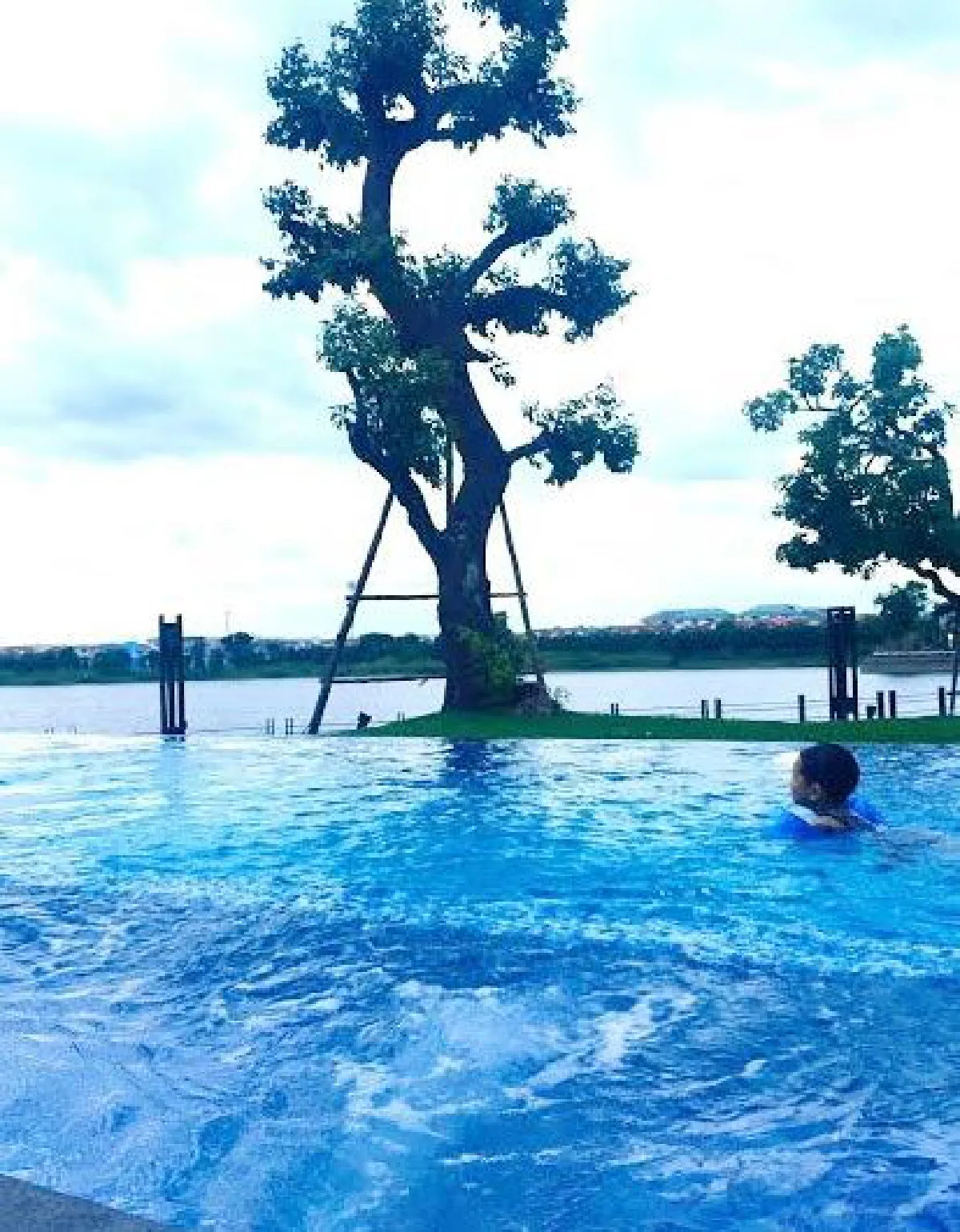 เปิดบ้านริมแม่น้ำของ “ป๋อ ณัฐวุฒิ” ที่ทุ่มเทเพื่อครอบครัว