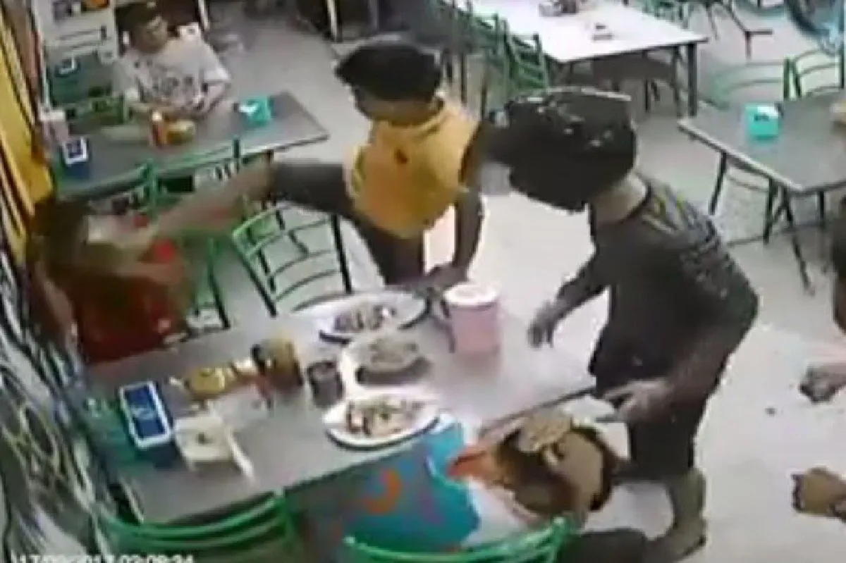 โจ๋ยกพวกรุมกระทืบ เตะ-ต่อย ใช้มีดดาบฟันคู่อริ กลางร้านข้าวมันไก่