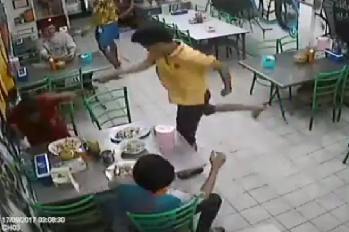 โจ๋ยกพวกรุมกระทืบ เตะ-ต่อย ใช้มีดดาบฟันคู่อริ กลางร้านข้าวมันไก่