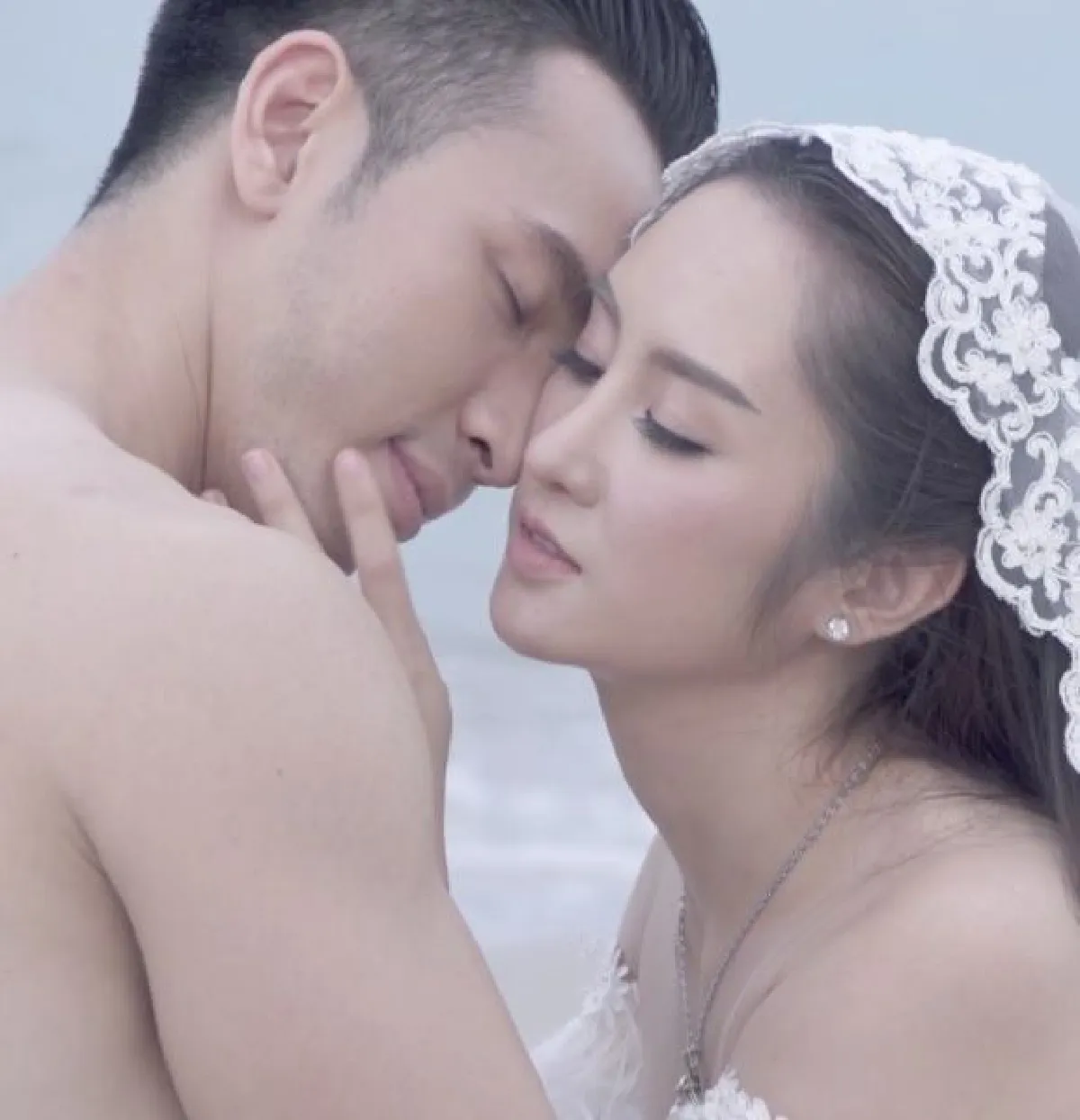 เผยเบื้องหลังพรีเวดดิ้่ง บอย โชคชัย จุมพิตแฟนสาวริมทะเล (มีคลิป)