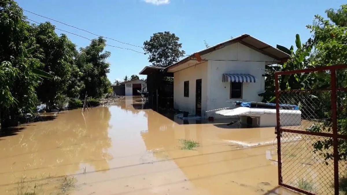 ถนนเลียบแม่น้ำยมพังท่วมเมืองสุโขทัย2หมู่บ้านจมน้ำลึกกว่า1เมตร