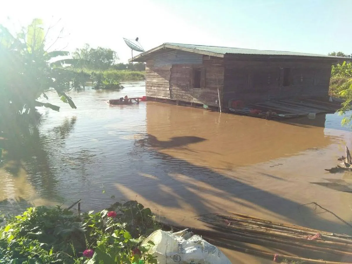 ถนนเลียบแม่น้ำยมพังท่วมเมืองสุโขทัย2หมู่บ้านจมน้ำลึกกว่า1เมตร