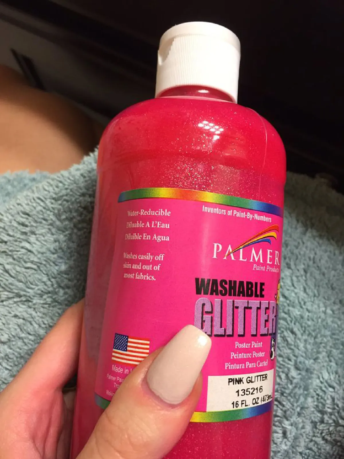 หญิงสาวเล่นไม่เข้าท่า ‘ทาสีโปสเตอร์ทั่วทั้งหน้า’ เพื่อทดสอบว่าสีล้างออกง่าย