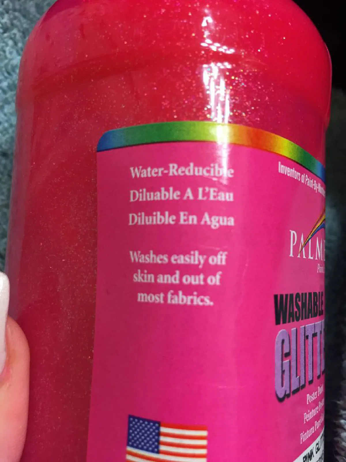 หญิงสาวเล่นไม่เข้าท่า ‘ทาสีโปสเตอร์ทั่วทั้งหน้า’ เพื่อทดสอบว่าสีล้างออกง่าย