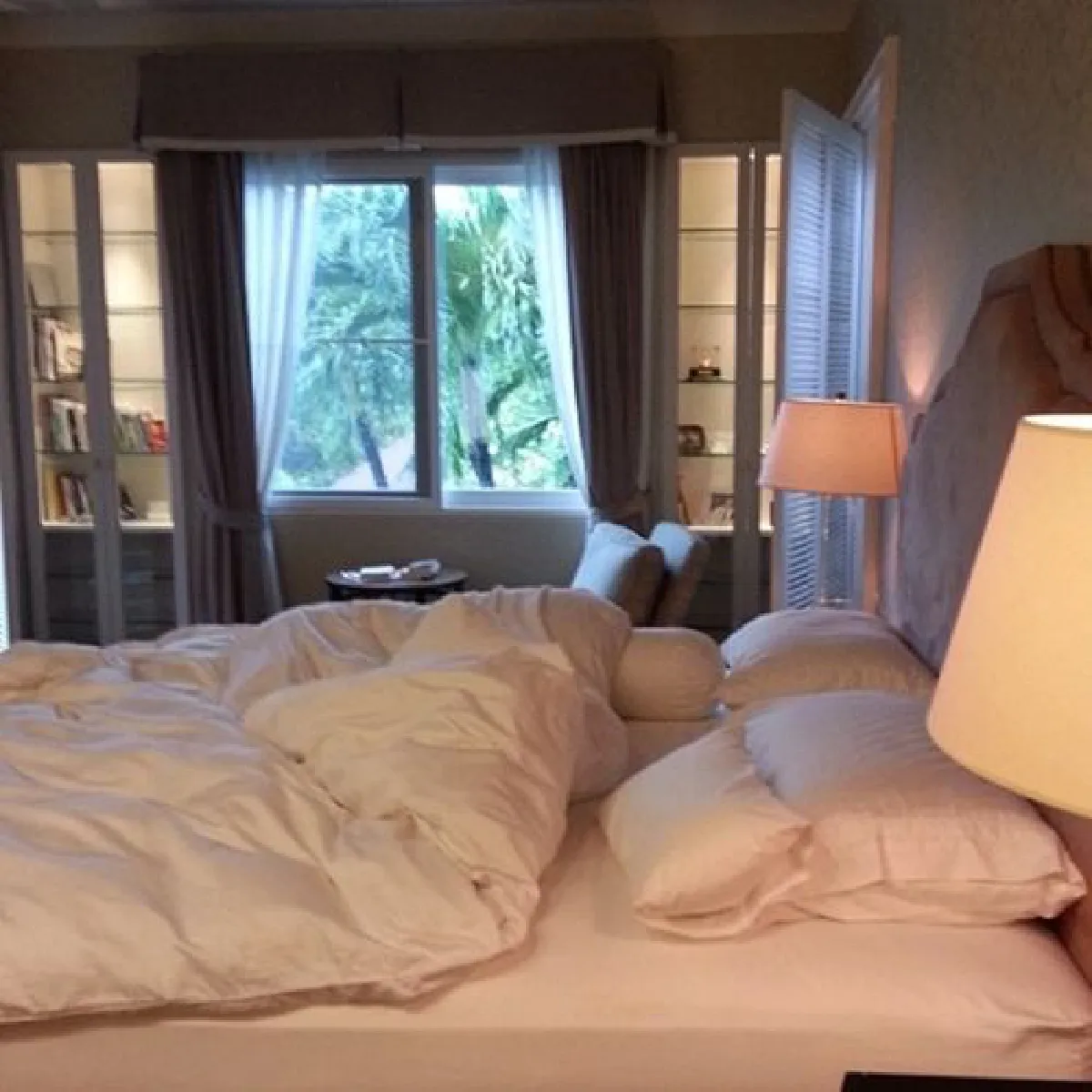 เปิดบ้านนักแสดงรุ่นใหญ่ "ตั๊ก มยุรา” ที่แสนอบอุ่นในสไตล์คุมโทน