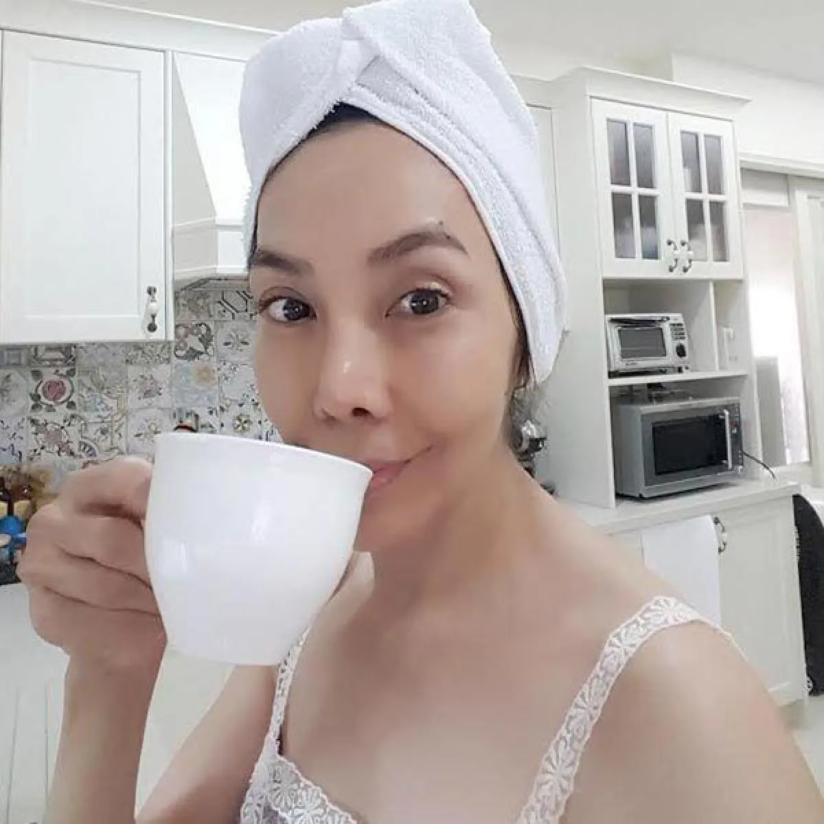 เปิดบ้านนักแสดงรุ่นใหญ่ "ตั๊ก มยุรา” ที่แสนอบอุ่นในสไตล์คุมโทน