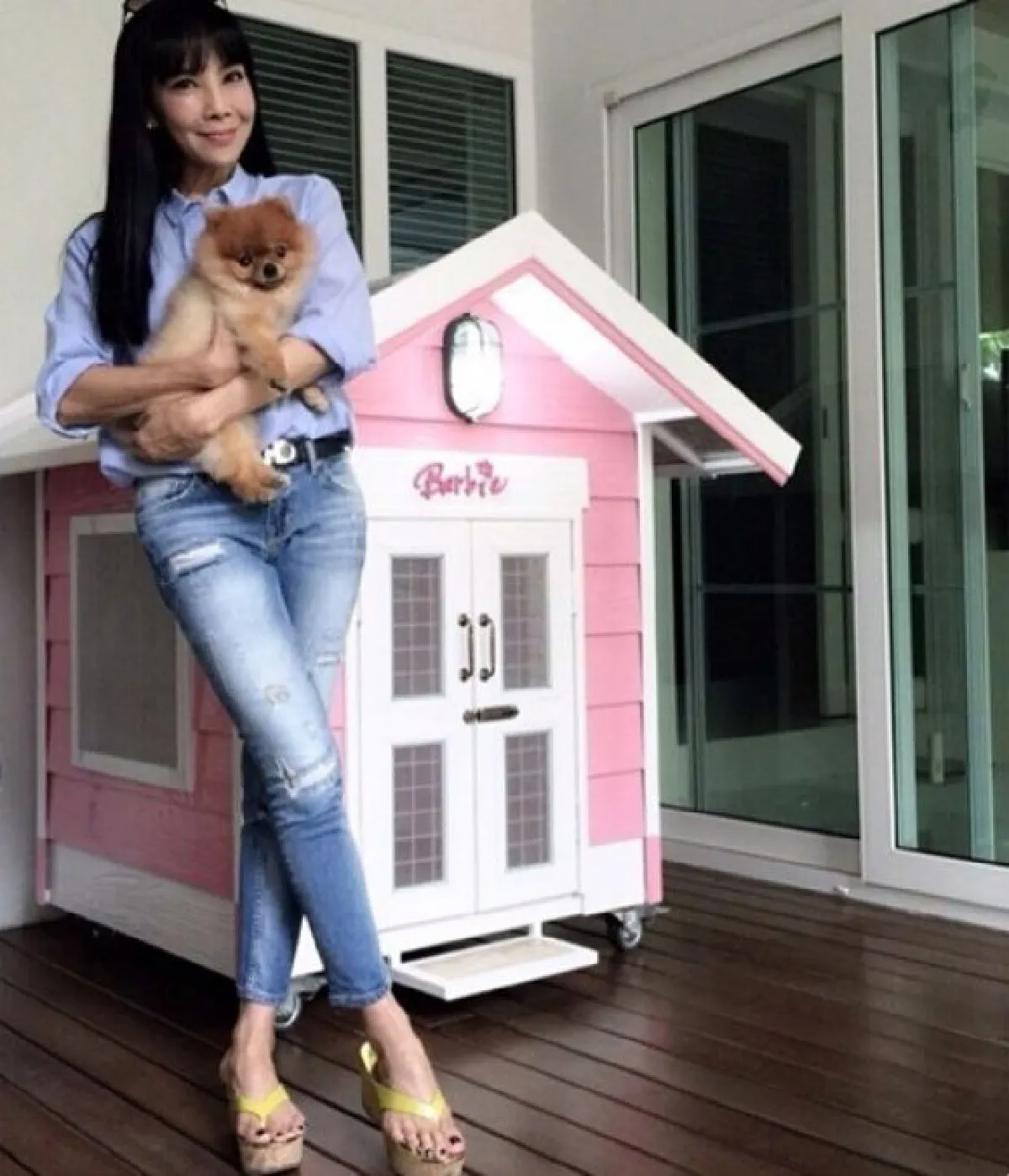 เปิดบ้านนักแสดงรุ่นใหญ่ "ตั๊ก มยุรา” ที่แสนอบอุ่นในสไตล์คุมโทน