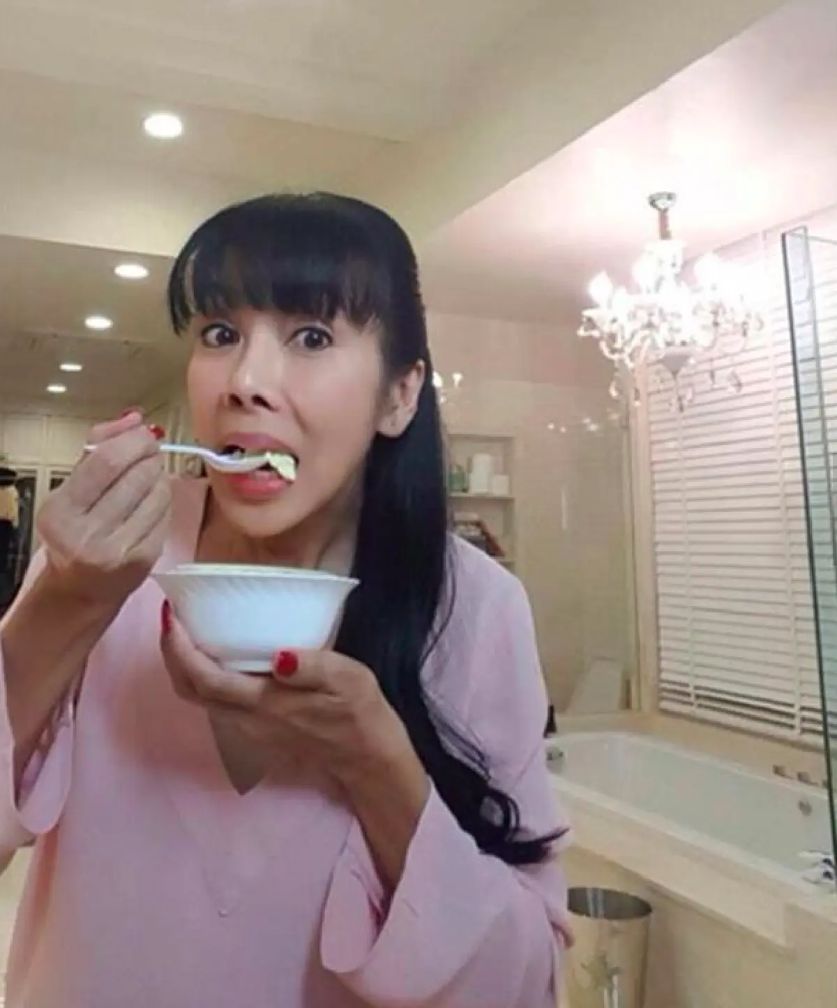 เปิดบ้านนักแสดงรุ่นใหญ่ "ตั๊ก มยุรา” ที่แสนอบอุ่นในสไตล์คุมโทน