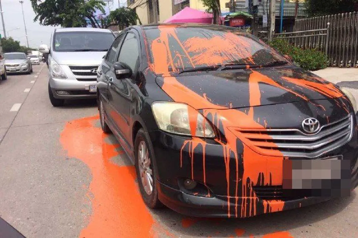 เจ้าของบ้านยอมรับโมโหถูกจอดขวาง-ต้องรีบไปธุระจึงใช้สีสาดใส่รถคู่กรณี