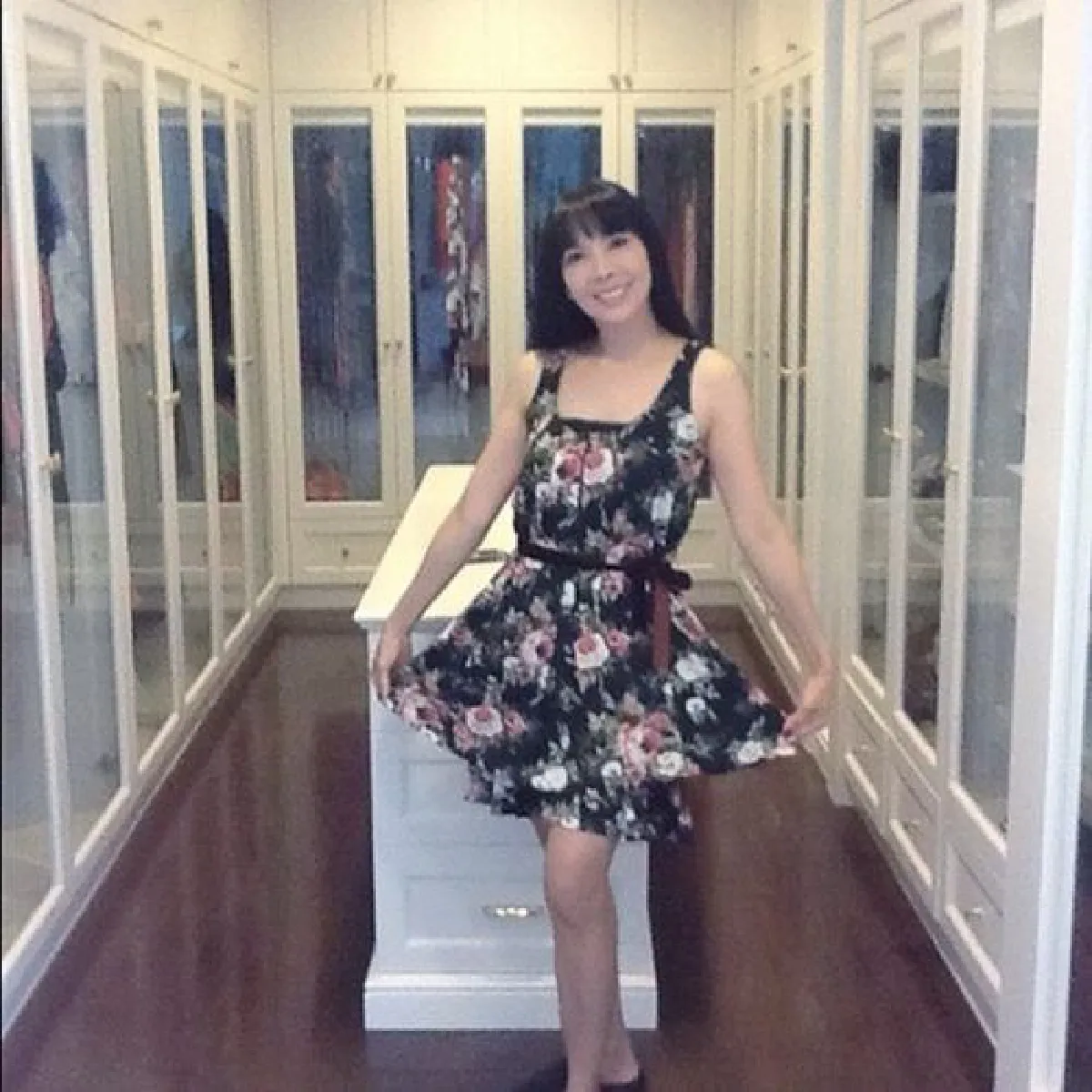 เปิดบ้านนักแสดงรุ่นใหญ่ "ตั๊ก มยุรา” ที่แสนอบอุ่นในสไตล์คุมโทน