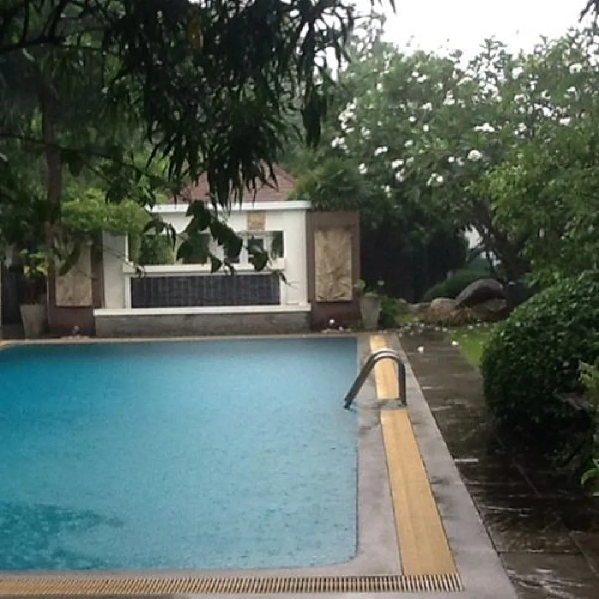 เปิดบ้านนักแสดงรุ่นใหญ่ "ตั๊ก มยุรา” ที่แสนอบอุ่นในสไตล์คุมโทน