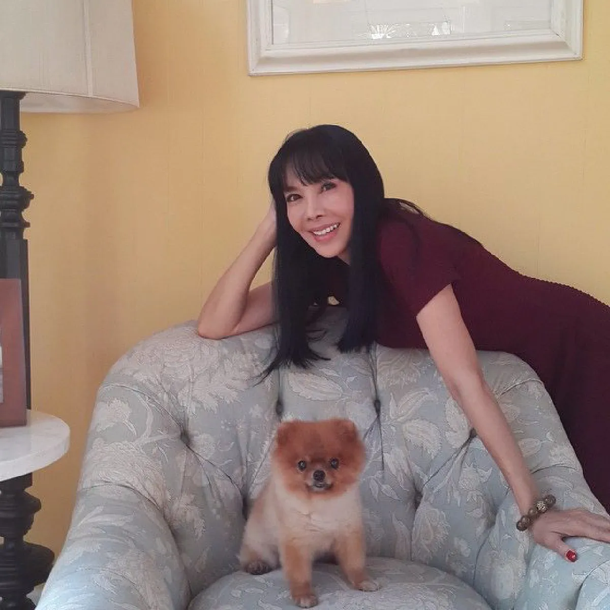 เปิดบ้านนักแสดงรุ่นใหญ่ "ตั๊ก มยุรา” ที่แสนอบอุ่นในสไตล์คุมโทน