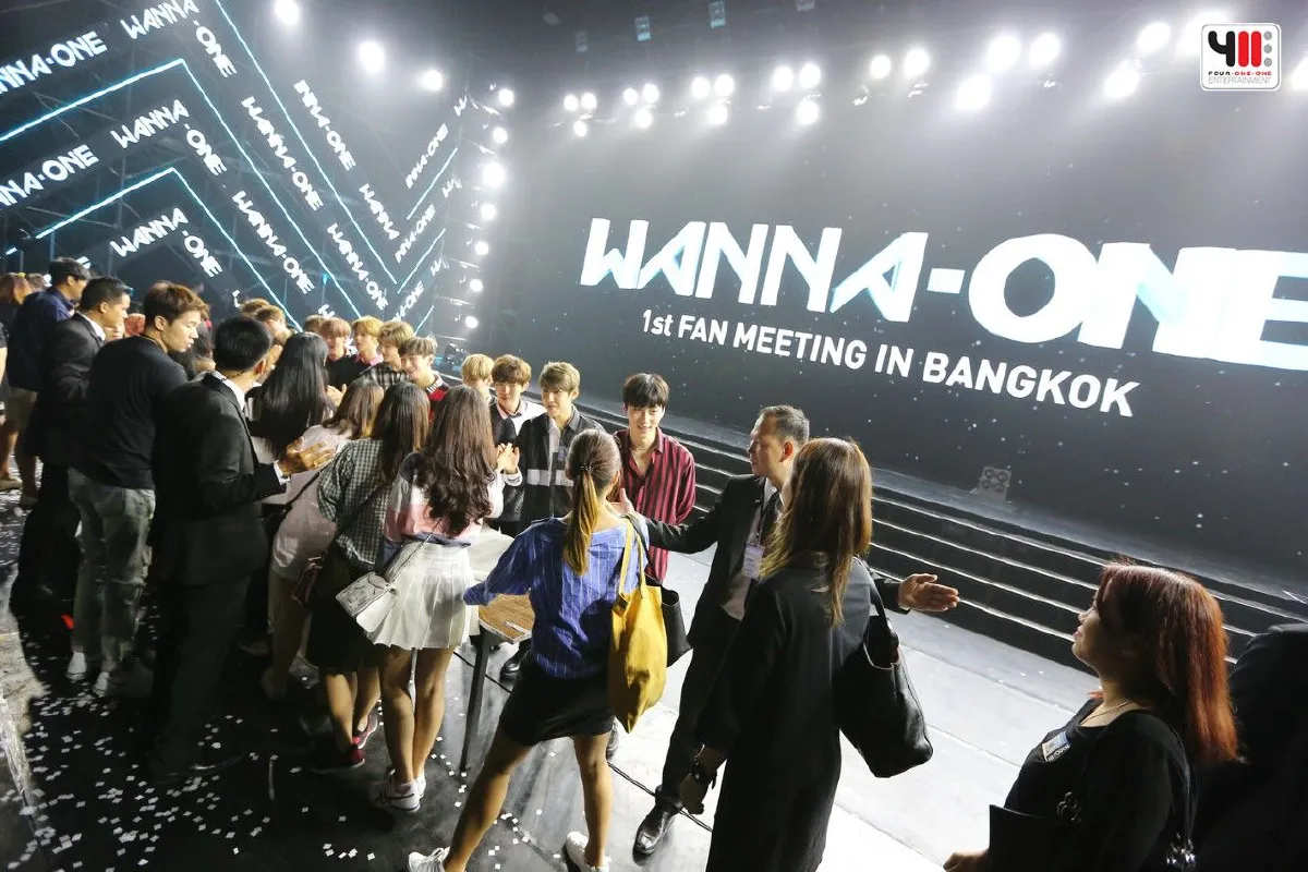 แฟนคลับไทยฟินก่อนใคร..แฟนมีตติ้งบอยแบนด์ WANNA ONE