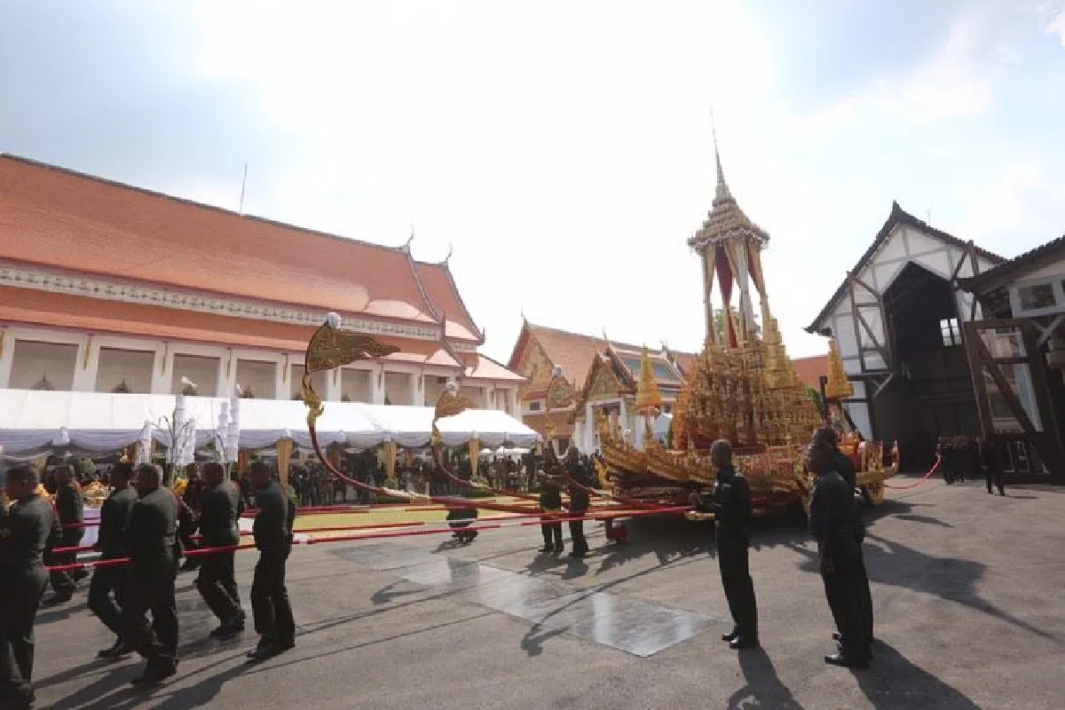นายกฯบวงสรวงอัญเชิญราชรถ-พระยานมาศ