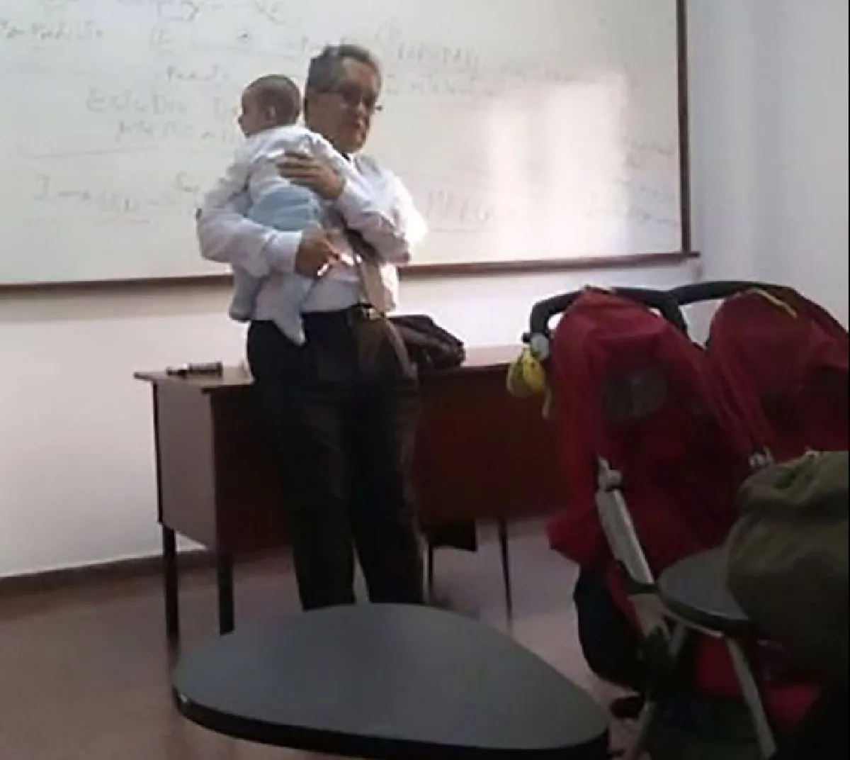 นักศึกษาพาลูกมาเรียนด้วย นอกจากครูจะไม่ว่าแล้วยังช่วยอุ้มไปสอนไปอีกต่างหาก!