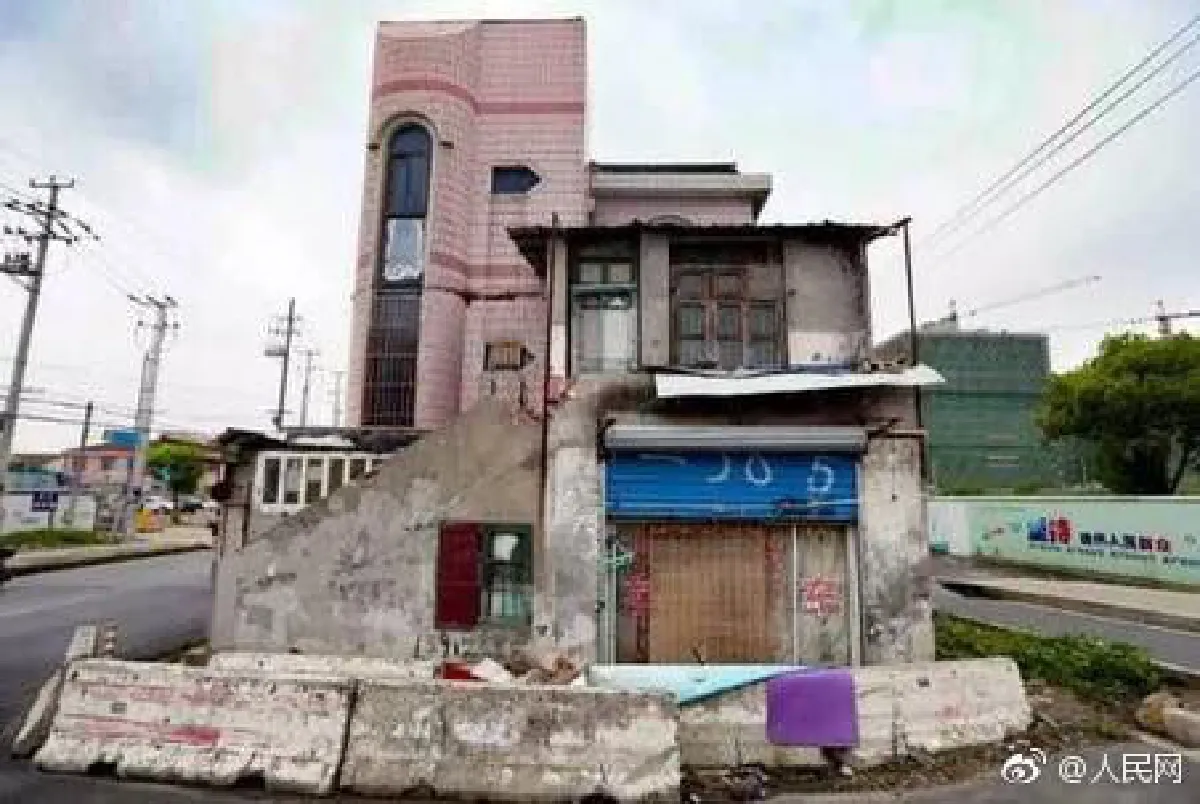 สิ้นสุดการเจรจา! เจ้าของบ้าน ‘กลางถนน’ ยอมให้รื้อถอนแล้ว