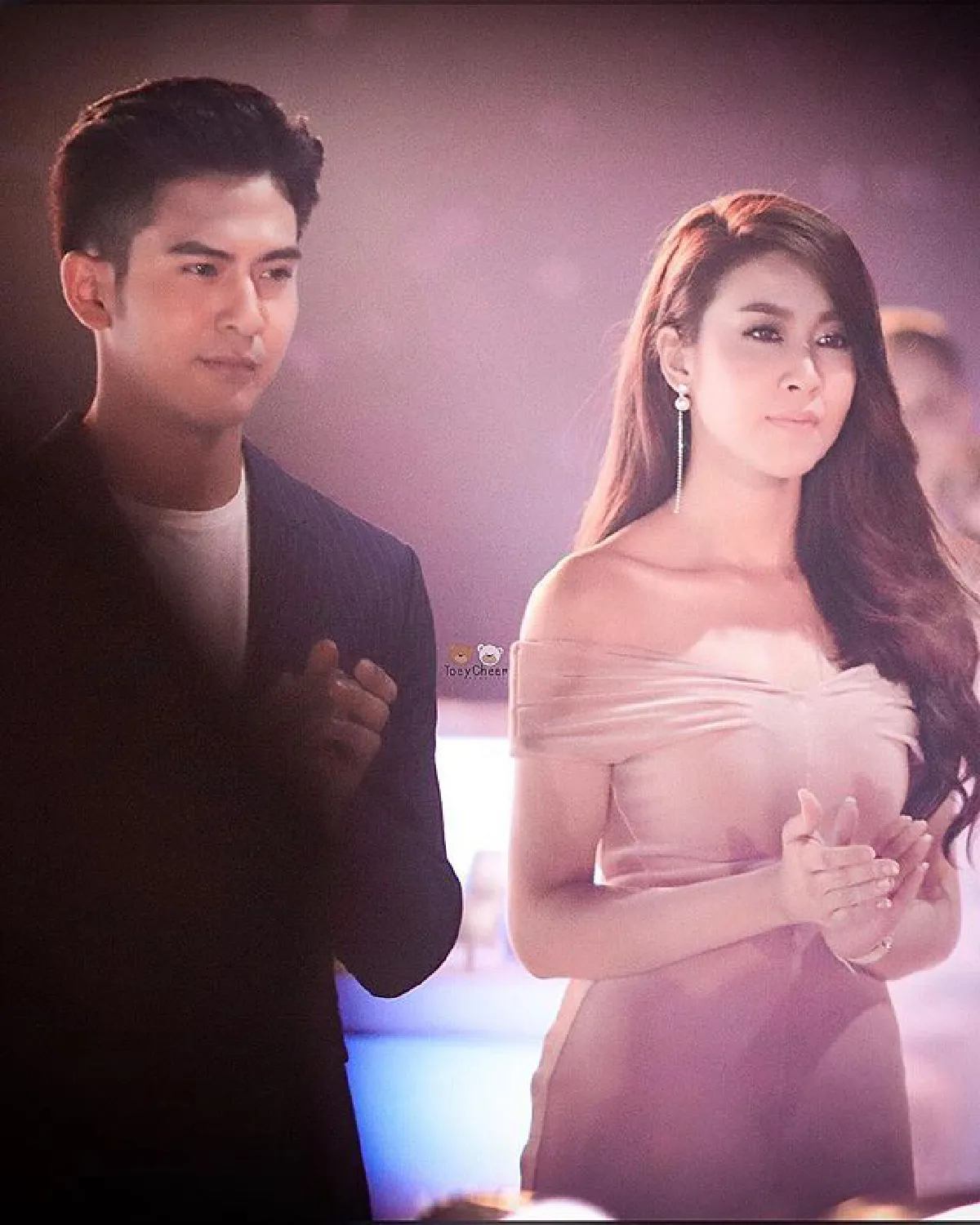 อย่างกับขอแต่งงาน! เต้ย โชว์หวานคุกเข่ามอบดอกไม้ให้ เชียร์