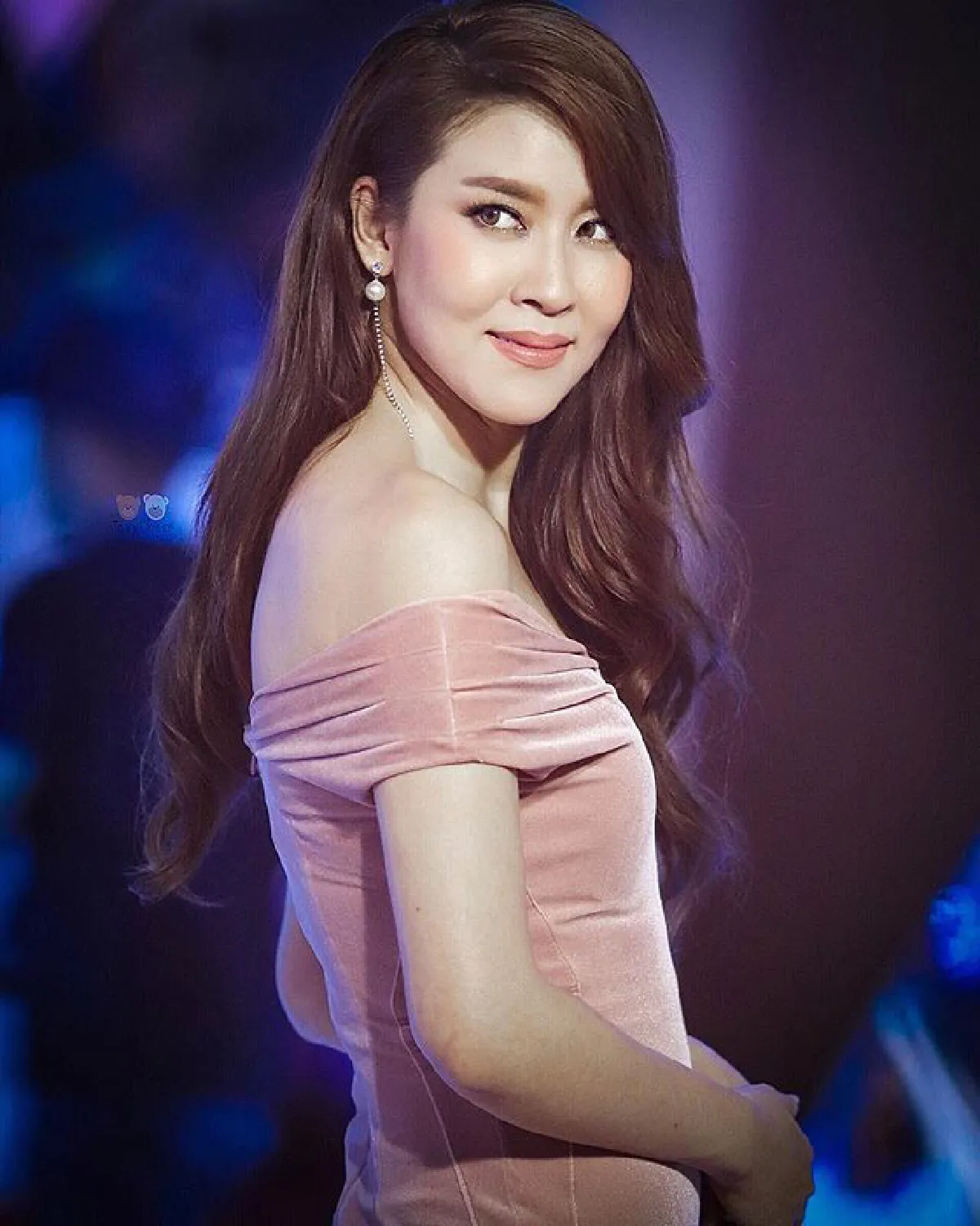 อย่างกับขอแต่งงาน! เต้ย โชว์หวานคุกเข่ามอบดอกไม้ให้ เชียร์