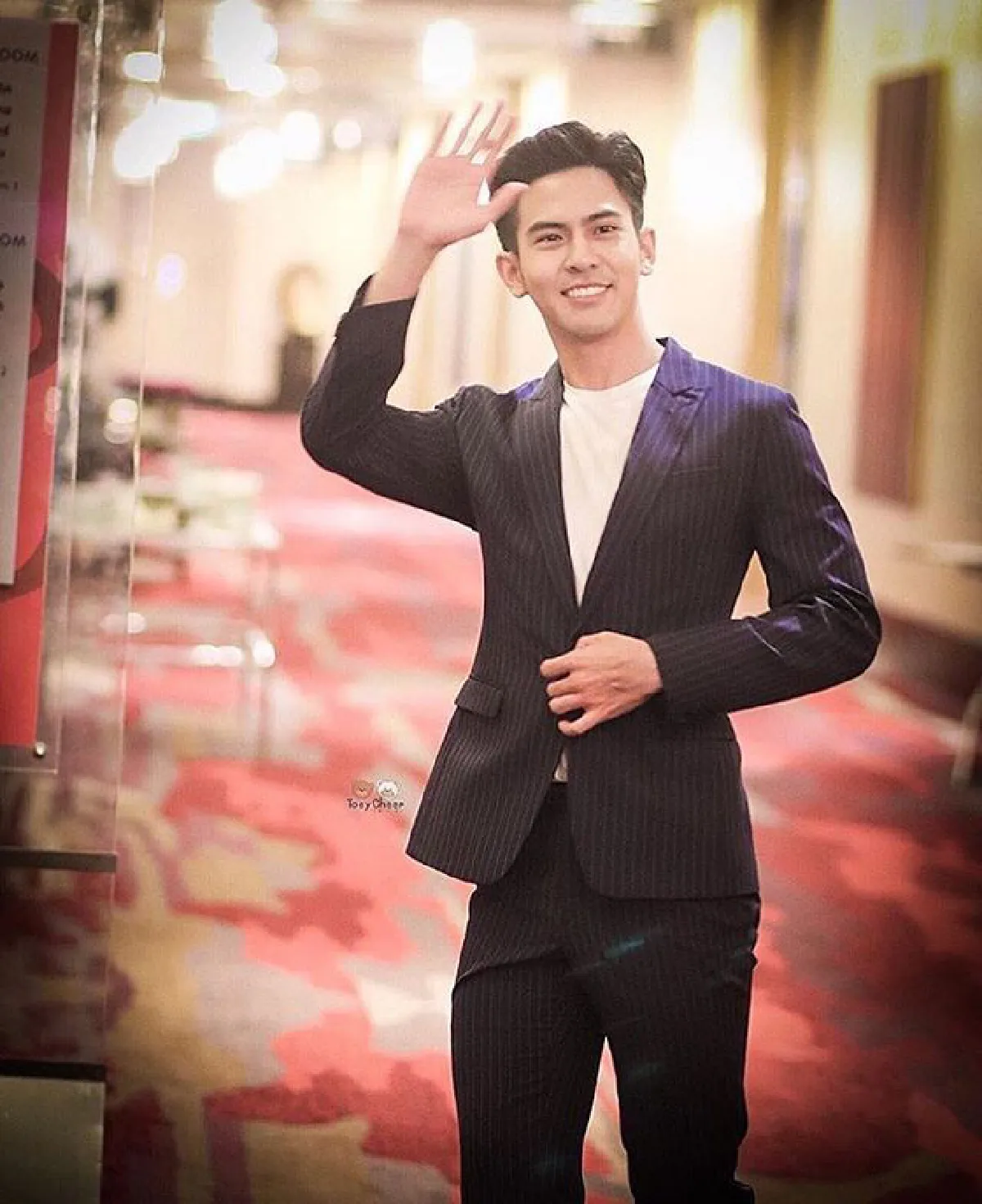 อย่างกับขอแต่งงาน! เต้ย โชว์หวานคุกเข่ามอบดอกไม้ให้ เชียร์