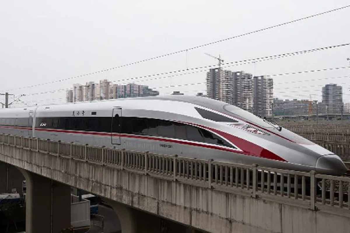 จีนเปิดตัวรถไฟความเร็วสูงที่สุดในโลก ซิ่งเร็ว 350 กม./ชม.