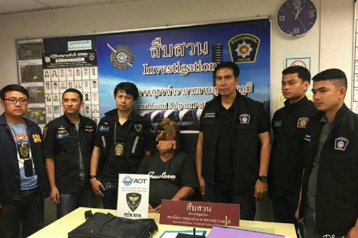 รวบหนุ่มขโมยโทรศัพท์ผู้โดยสารที่สนามบินสุวรรณภูมิ รวบหนุ่มขโมยโทรศัพท์ผู้โดยสารที่สนามบินสุวรรณภูมิ