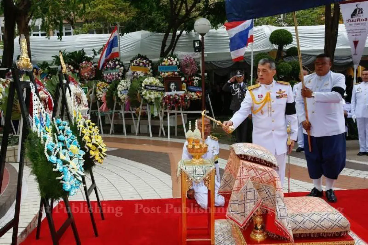 สมเด็จพระเจ้าอยู่หัวเสด็จฯทรงวางพวงมาลาเนื่องใน"วันมหิดล"