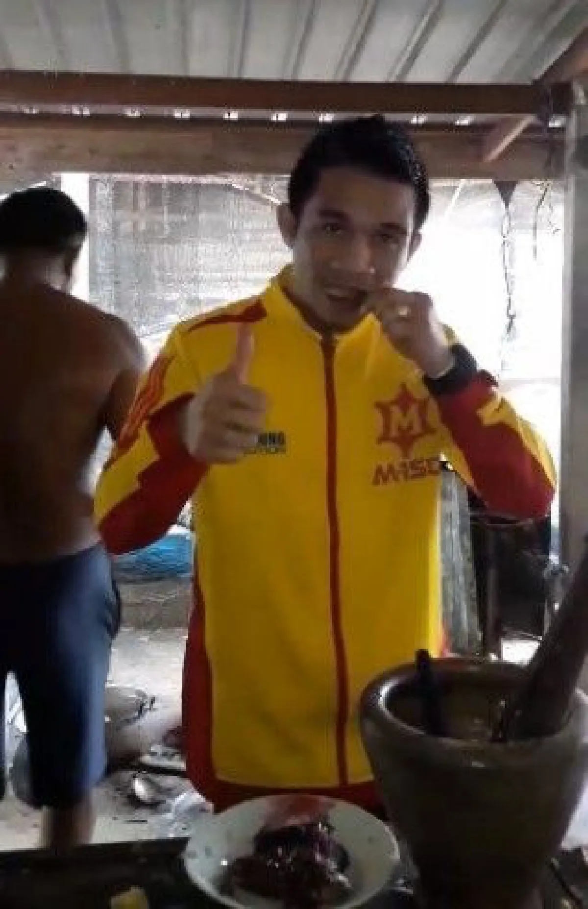 "เจ้าแหลม" ถอดนวมหันมาจับสากโชว์ตำแตง หลังกลับไปเยี่ยมบ้าน
