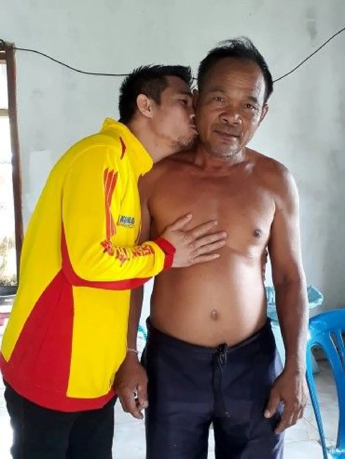 "เจ้าแหลม" ถอดนวมหันมาจับสากโชว์ตำแตง หลังกลับไปเยี่ยมบ้าน