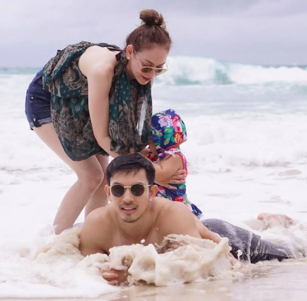 12 ภาพคู่รักหวาน อั้ม-นัท พา น้องฟ้าโปรด โชว์ความสตรองริมทะเล