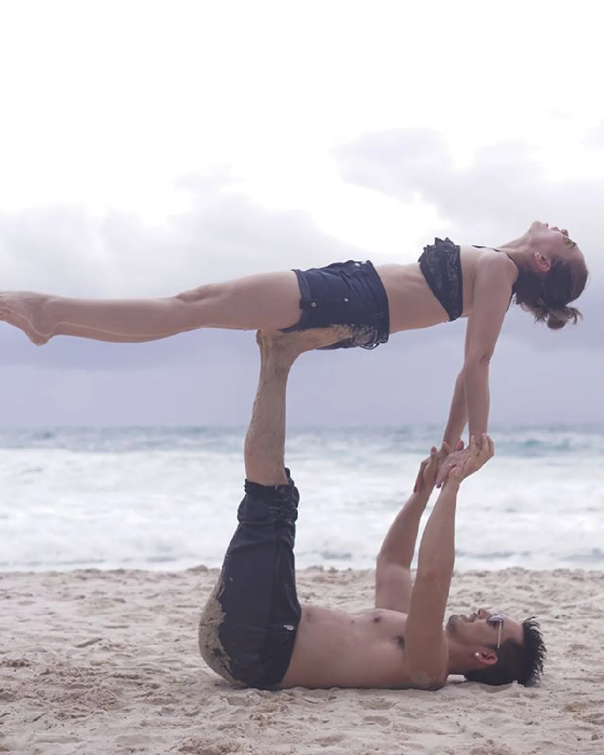 12 ภาพคู่รักหวาน อั้ม-นัท พา น้องฟ้าโปรด โชว์ความสตรองริมทะเล