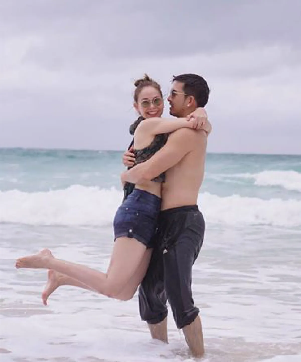 12 ภาพคู่รักหวาน อั้ม-นัท พา น้องฟ้าโปรด โชว์ความสตรองริมทะเล