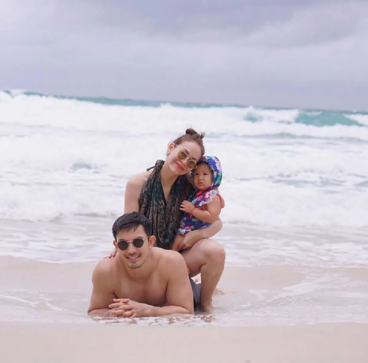 12 ภาพคู่รักหวาน อั้ม-นัท พา น้องฟ้าโปรด โชว์ความสตรองริมทะเล