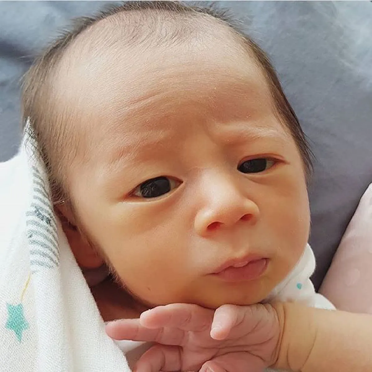 ผมสะดวกแบบนี้! คุณแม่ชมพู่ โชว์ท่านอนสุดเก๋ของลูกแฝดตัวน้อย