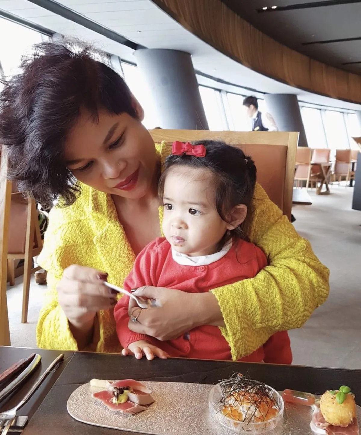 โอปอล์-หมอโอ๊ค พาลูกแฝดฉลองวันเกิดที่ญี่ปุ่นบนตึกสูงชั้น 345