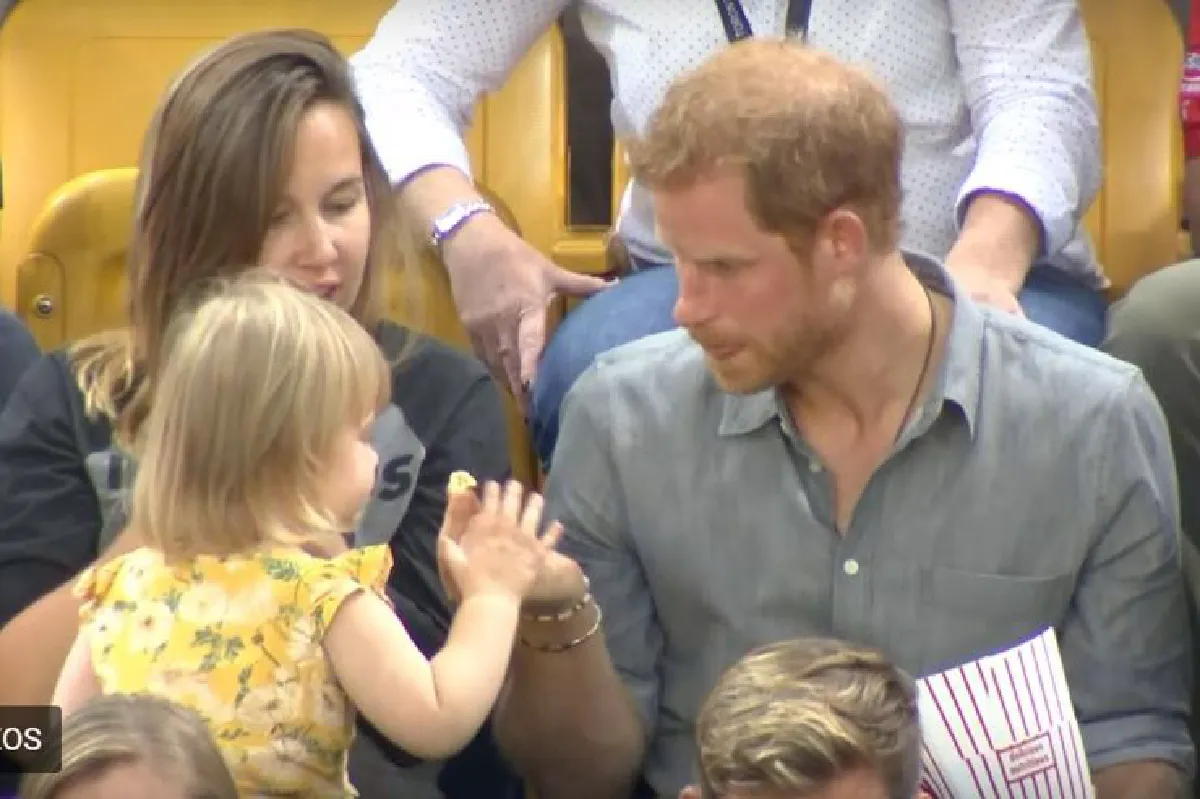 ปฏิกิริยาสุดน่ารักของเจ้าชายแฮรี่ เมื่อหนูน้อยแอบกินป๊อปคอร์นของพระองค์!