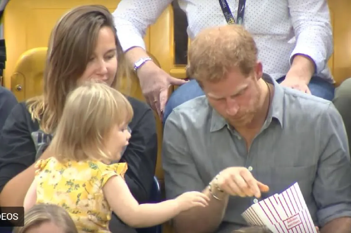 ปฏิกิริยาสุดน่ารักของเจ้าชายแฮรี่ เมื่อหนูน้อยแอบกินป๊อปคอร์นของพระองค์!