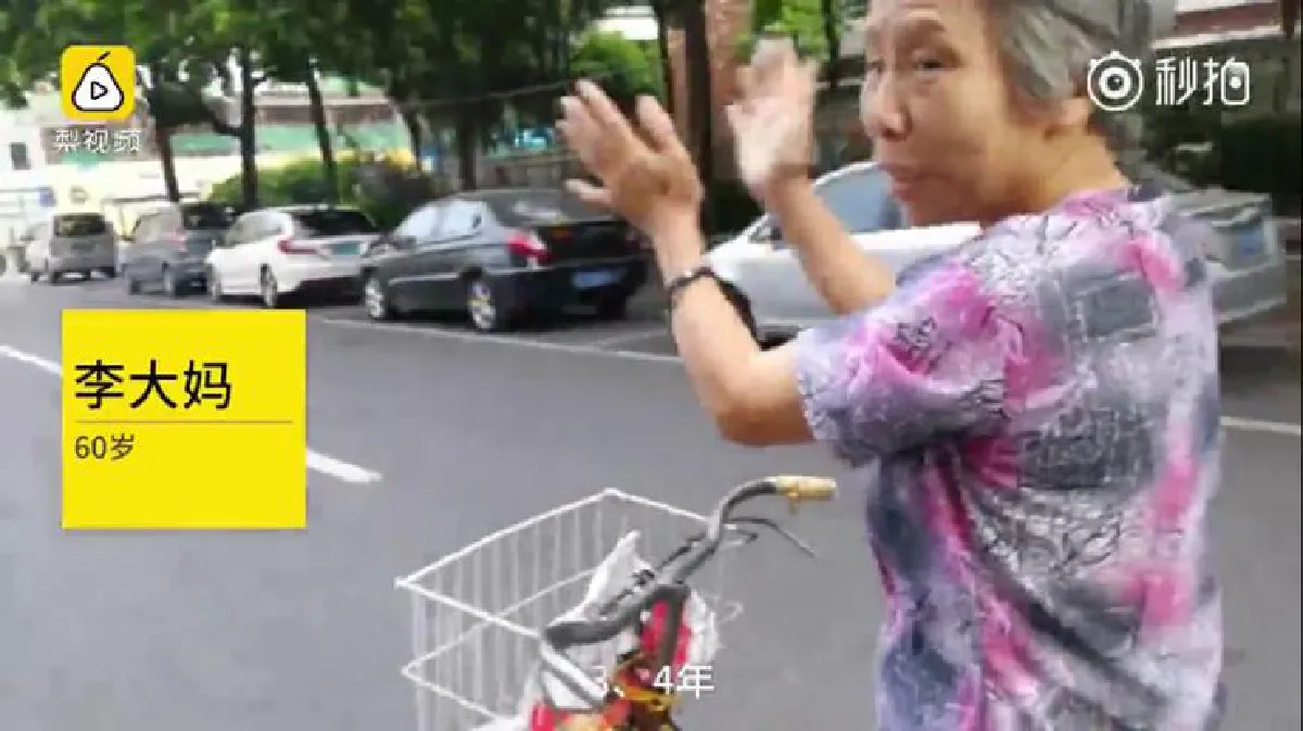 หวาดเสียว! คุณยายจีนปรบมือไปด้วยขี่จักรยานไปด้วย อ้างอายุจะได้ยืน