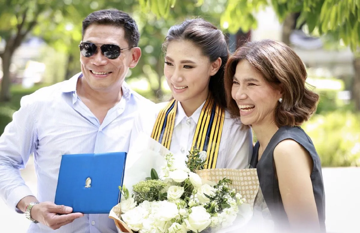 ขนมาเป็นคันรถ! เอ๋ ชนม์สวัสดิ์ สั่งดอกไม้ยินดี น้องเพลง รับปริญญา