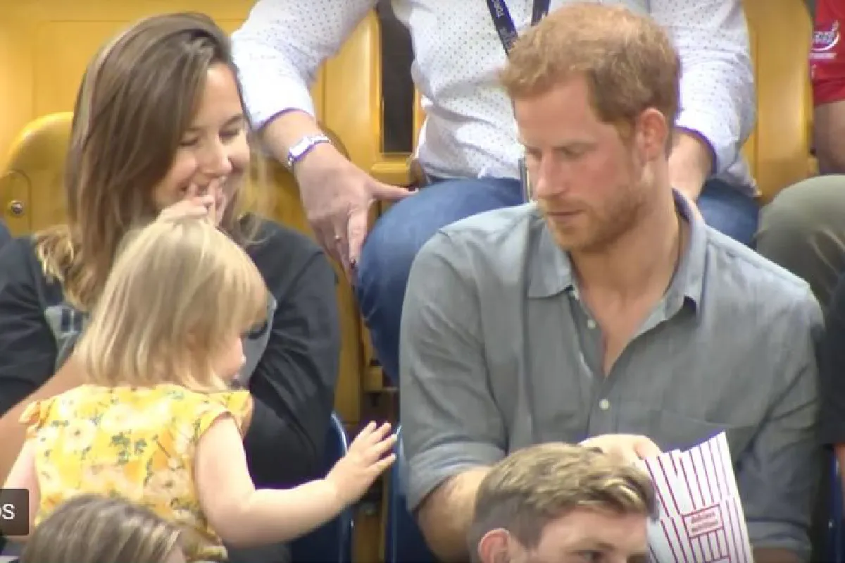 ปฏิกิริยาสุดน่ารักของเจ้าชายแฮรี่ เมื่อหนูน้อยแอบกินป๊อปคอร์นของพระองค์!