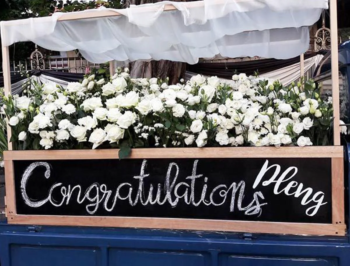 ขนมาเป็นคันรถ! เอ๋ ชนม์สวัสดิ์ สั่งดอกไม้ยินดี น้องเพลง รับปริญญา