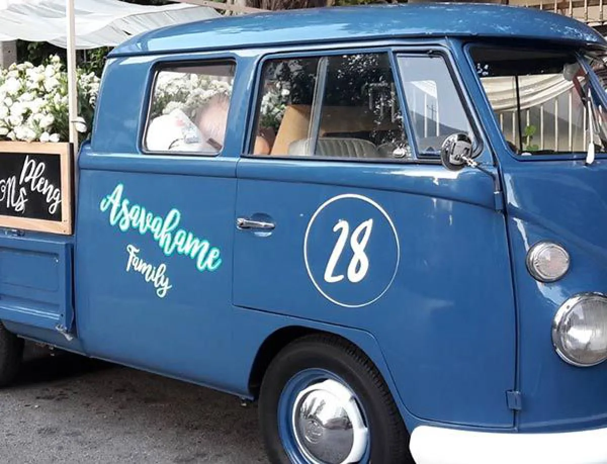 ขนมาเป็นคันรถ! เอ๋ ชนม์สวัสดิ์ สั่งดอกไม้ยินดี น้องเพลง รับปริญญา