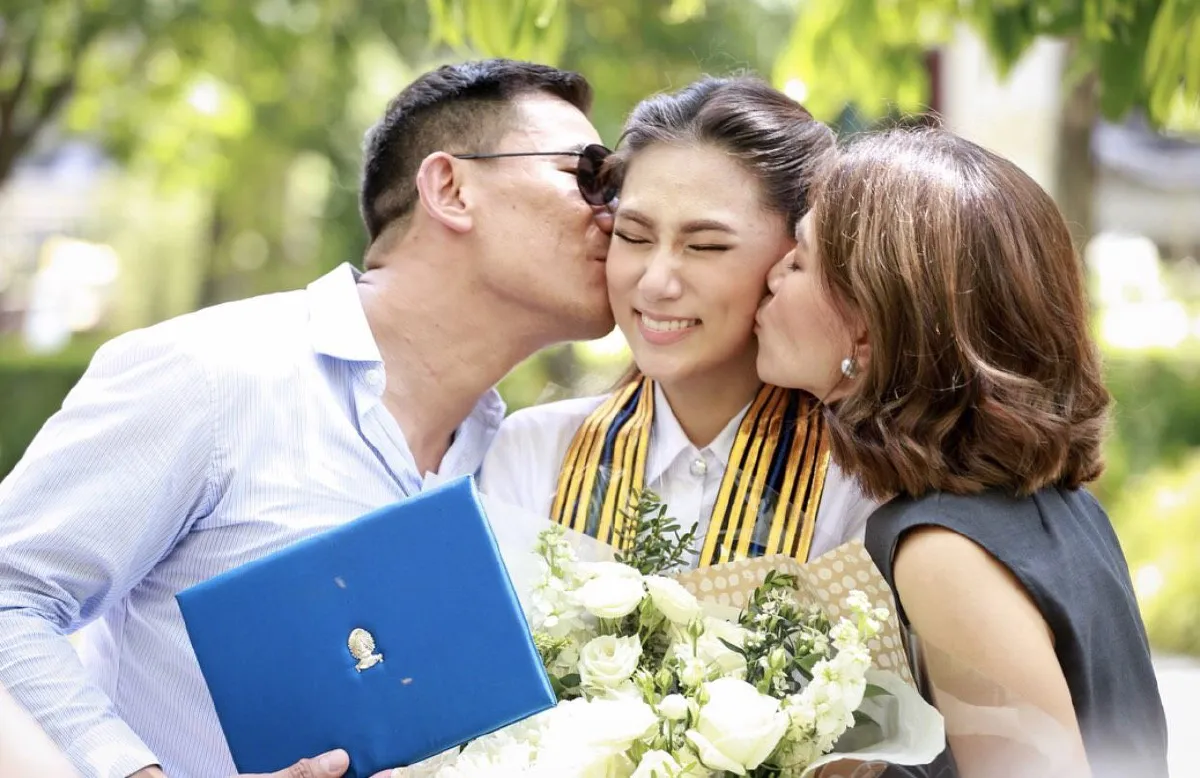 ขนมาเป็นคันรถ! เอ๋ ชนม์สวัสดิ์ สั่งดอกไม้ยินดี น้องเพลง รับปริญญา