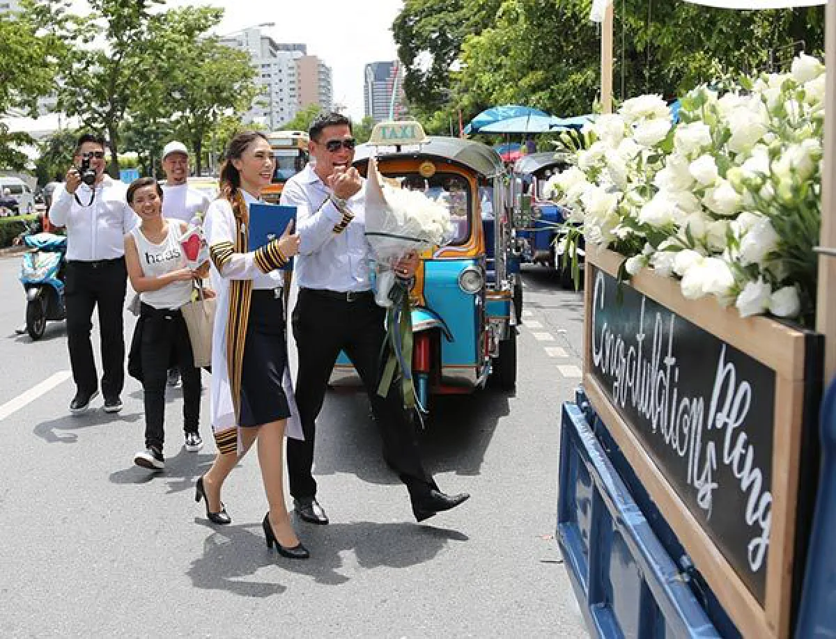 ขนมาเป็นคันรถ! เอ๋ ชนม์สวัสดิ์ สั่งดอกไม้ยินดี น้องเพลง รับปริญญา