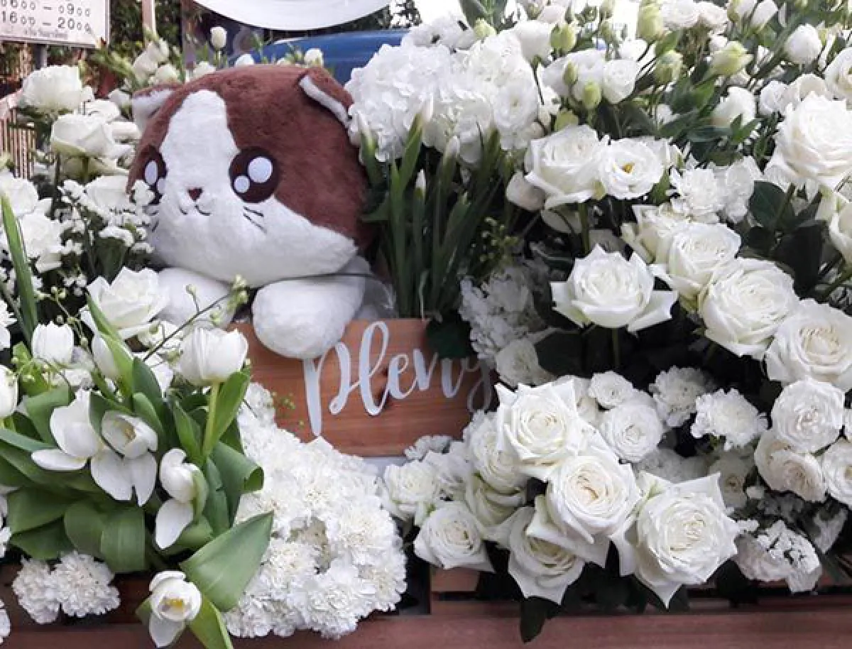 ขนมาเป็นคันรถ! เอ๋ ชนม์สวัสดิ์ สั่งดอกไม้ยินดี น้องเพลง รับปริญญา