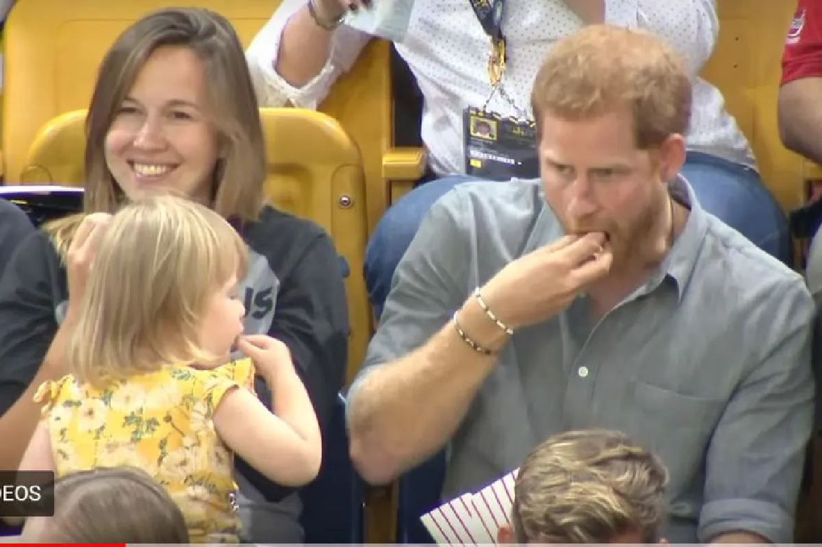 ปฏิกิริยาสุดน่ารักของเจ้าชายแฮรี่ เมื่อหนูน้อยแอบกินป๊อปคอร์นของพระองค์!