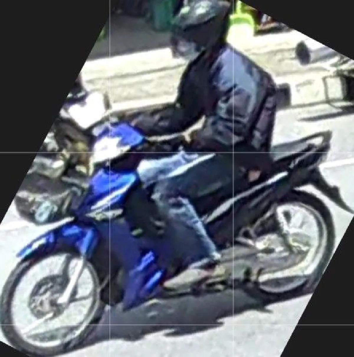 เปิดคลิปโจรใจนิ่ง! ถือปืน-หิ้วถุงพลาสติก บุกเดี่ยวปล้นธนาคาร กวาดเงิน 8 แสน