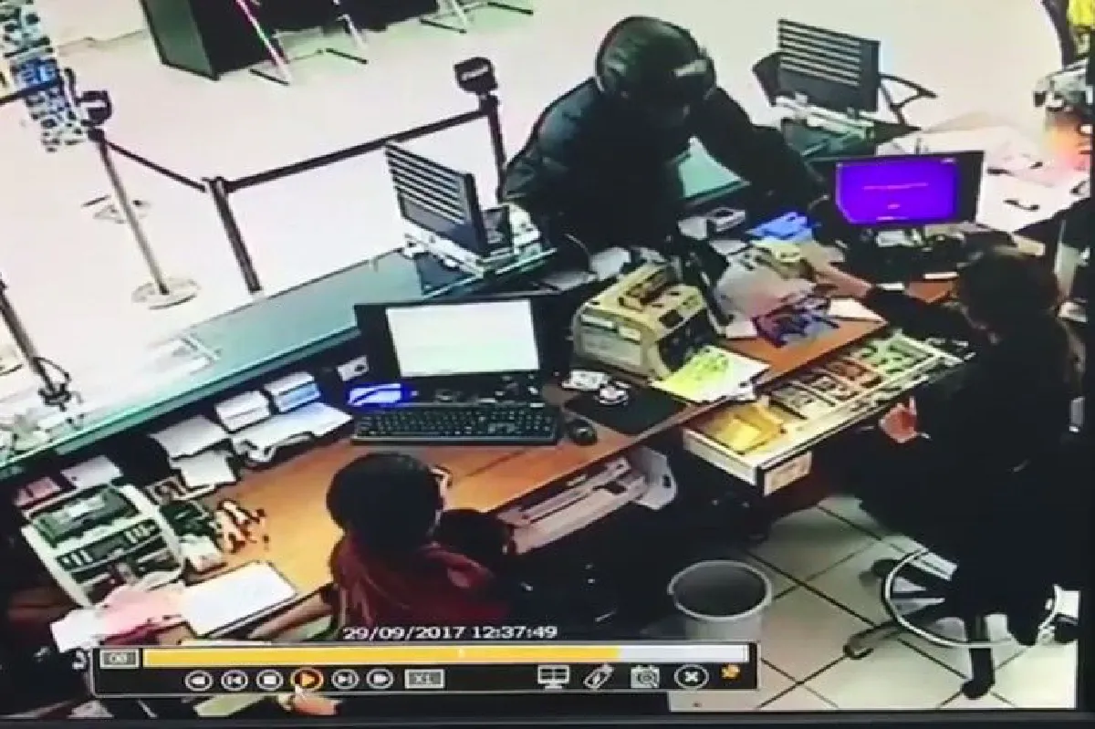 เปิดคลิปโจรใจนิ่ง! ถือปืน-หิ้วถุงพลาสติก บุกเดี่ยวปล้นธนาคาร กวาดเงิน 8 แสน