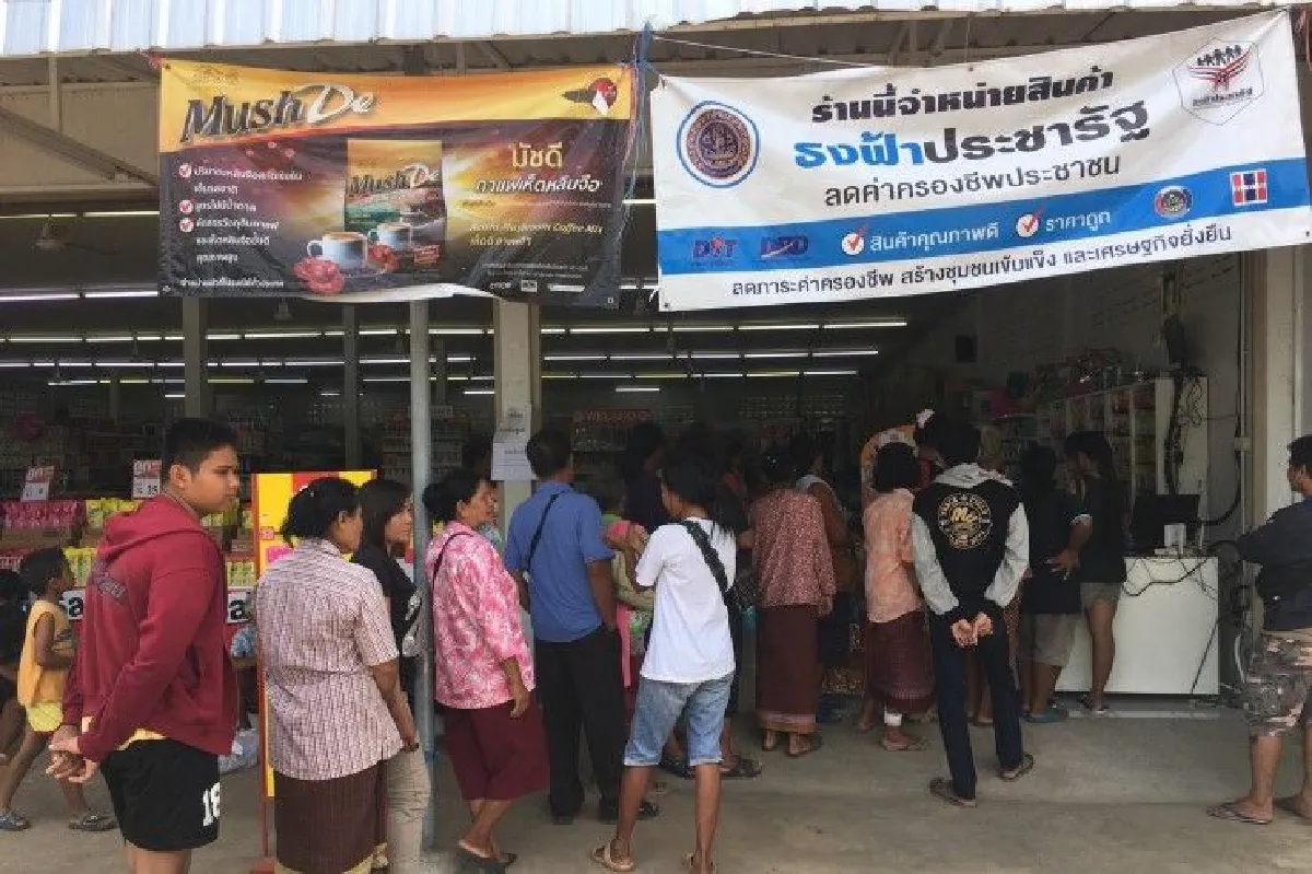 ผู้มีรายได้น้อยแห่รูดบัตรซื้อสินค้าวันแรกคึกคัก
