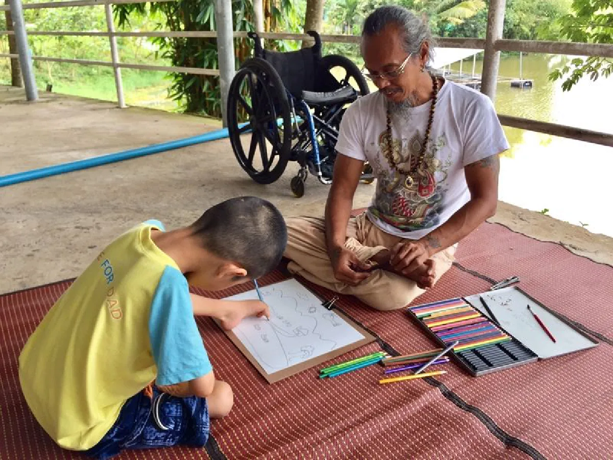 สุดทึ่ง!เด็ก9ขวบพิการแขนขามุมานะเรียนวาดรูป