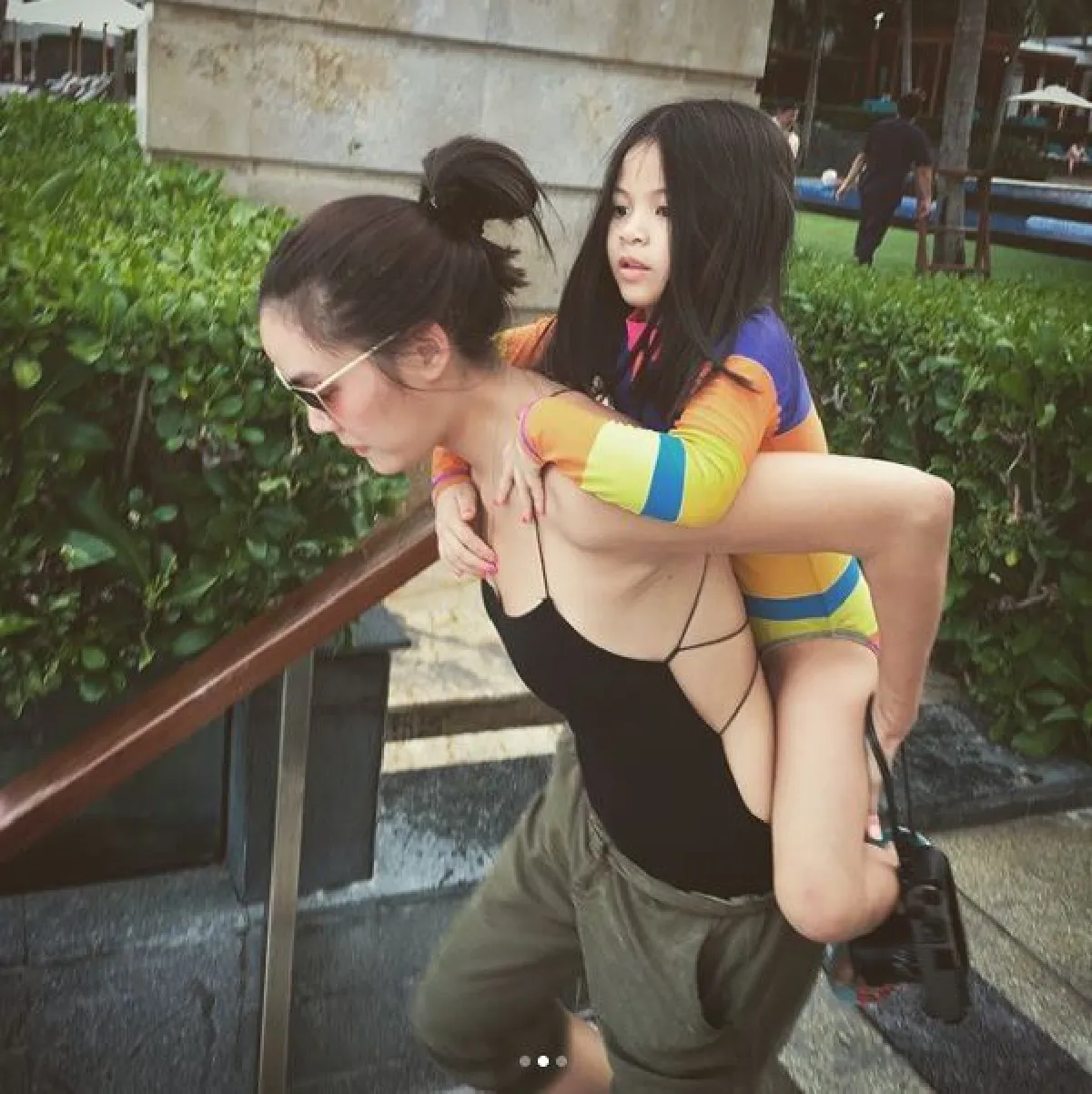 โมเม้นต์น่ารักสุดอบอุ่นของ น้าเจี๊ยบ กับหลานแฝด บีน่า-บรู๊คลิน